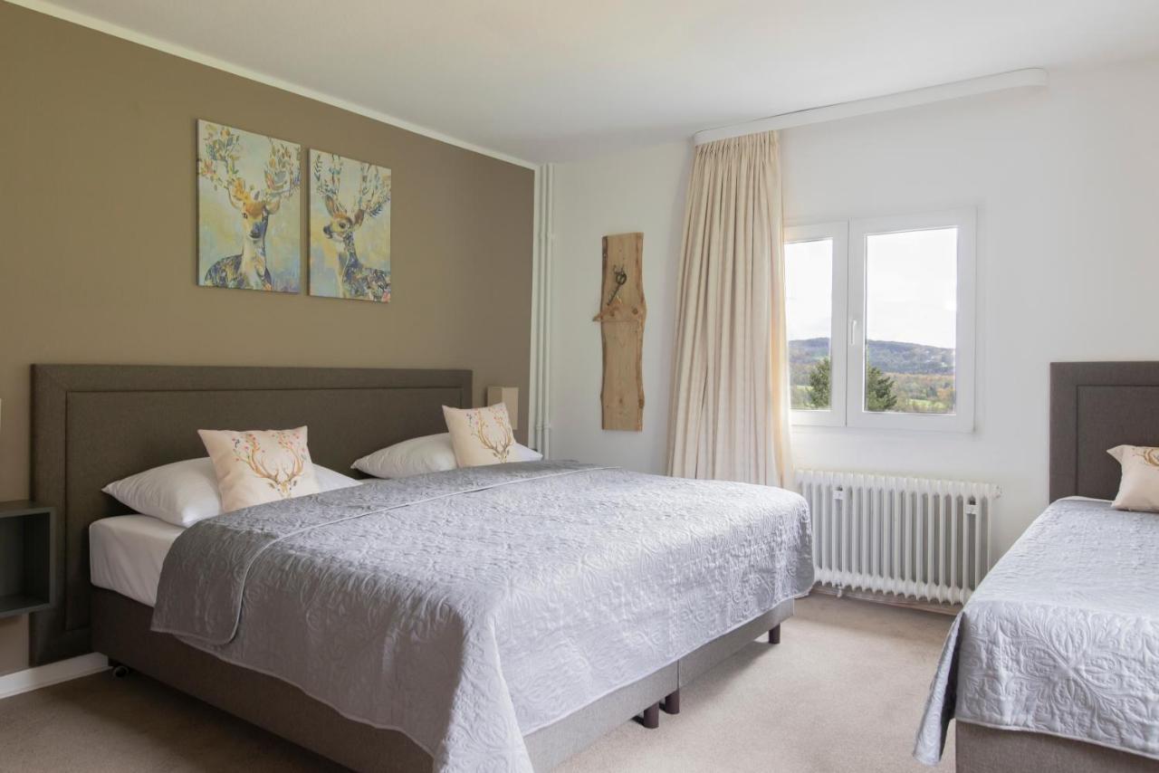 Dreibettzimmer mit Gartenblick