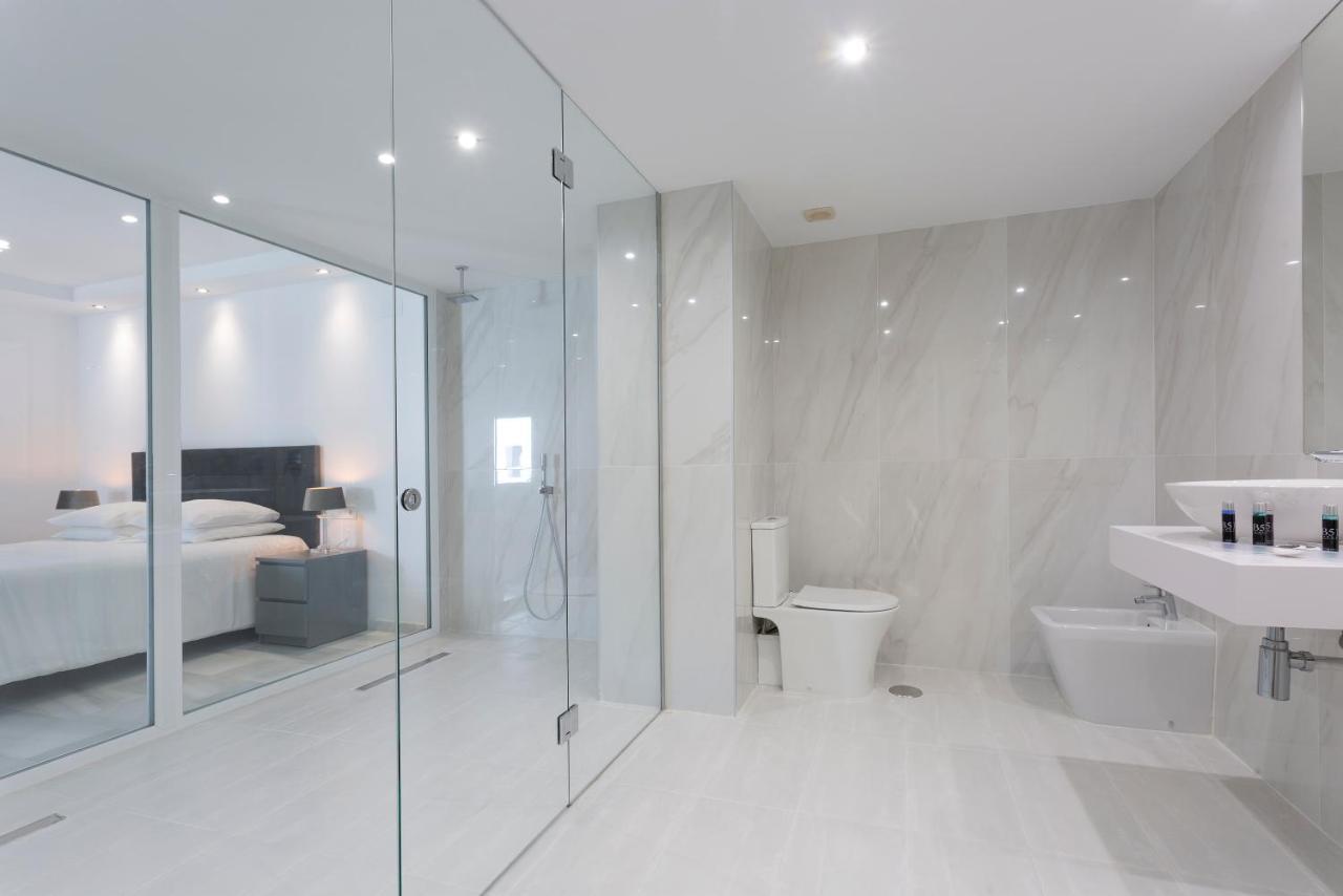 Deluxe Four-Bedroom Apartment Sea View