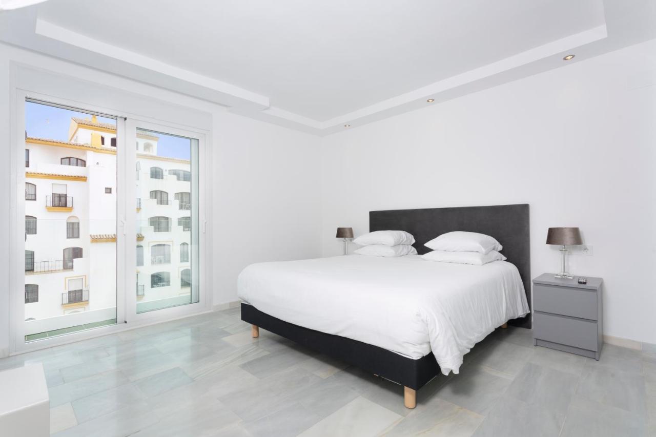 Deluxe Four-Bedroom Apartment Sea View