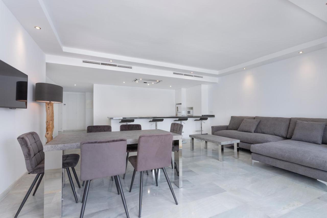 Deluxe Three-Bedroom Apartment City View