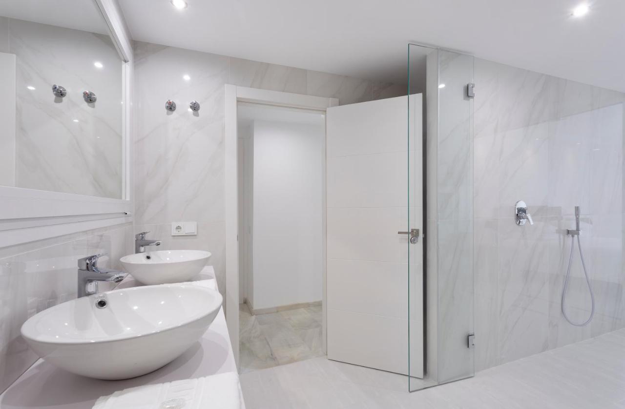 Deluxe Three-Bedroom Apartment City View