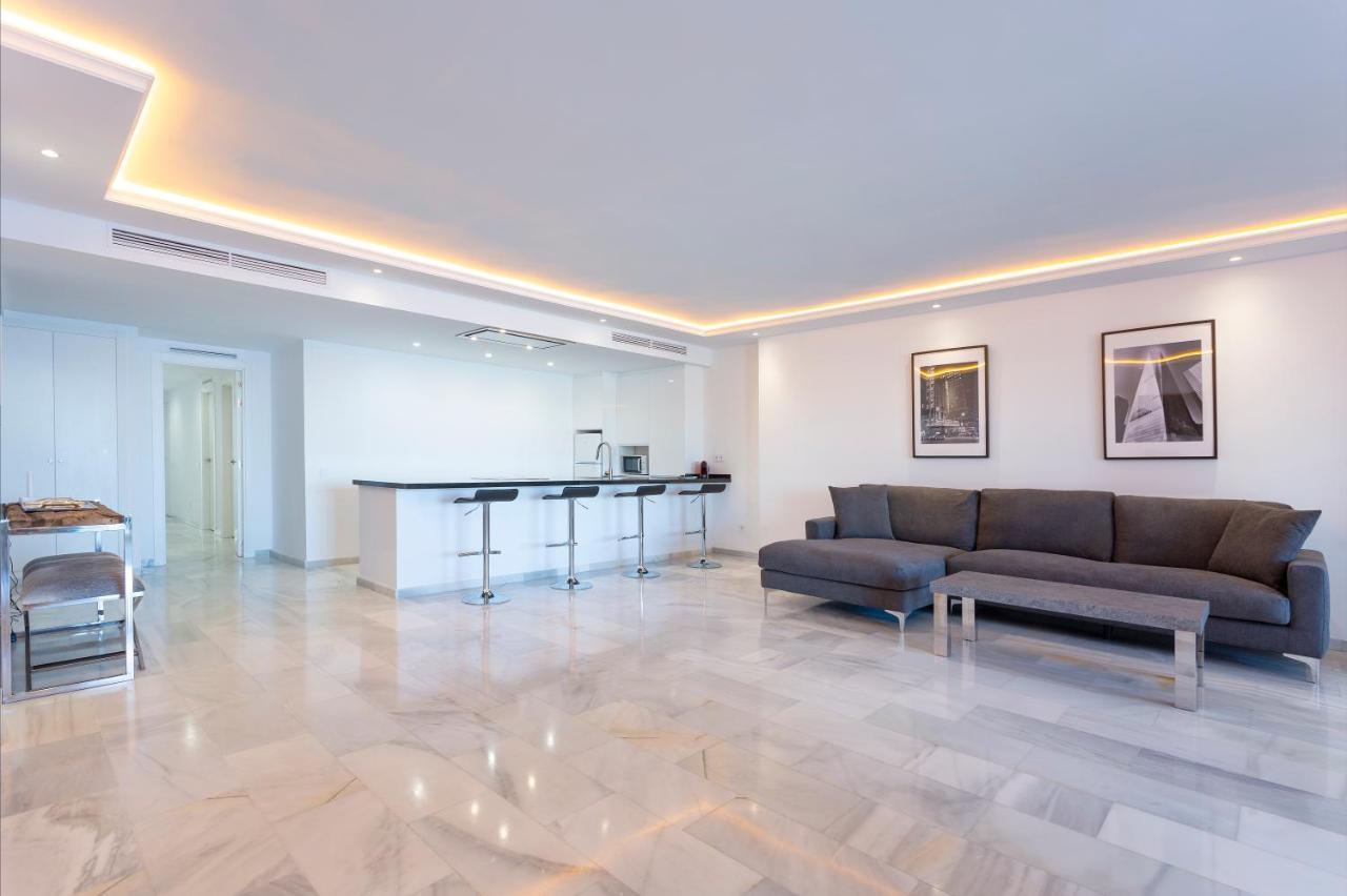 Deluxe Four-Bedroom Apartment Sea View