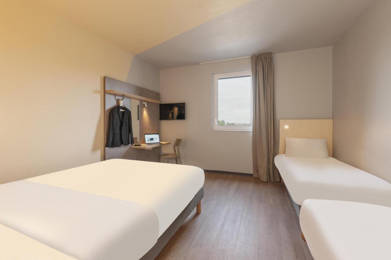 Family Double Room One Double Bed Two Single Beds,1294587313:JPEG