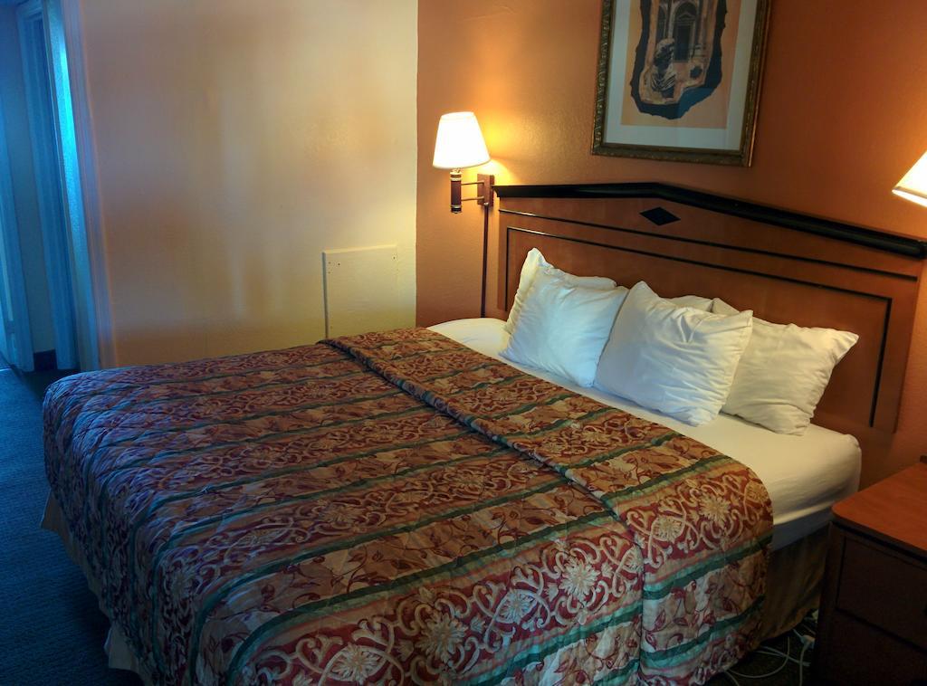 Efficiency Queen Room Oceanfront Non-Smoking,1709690027:JPEG