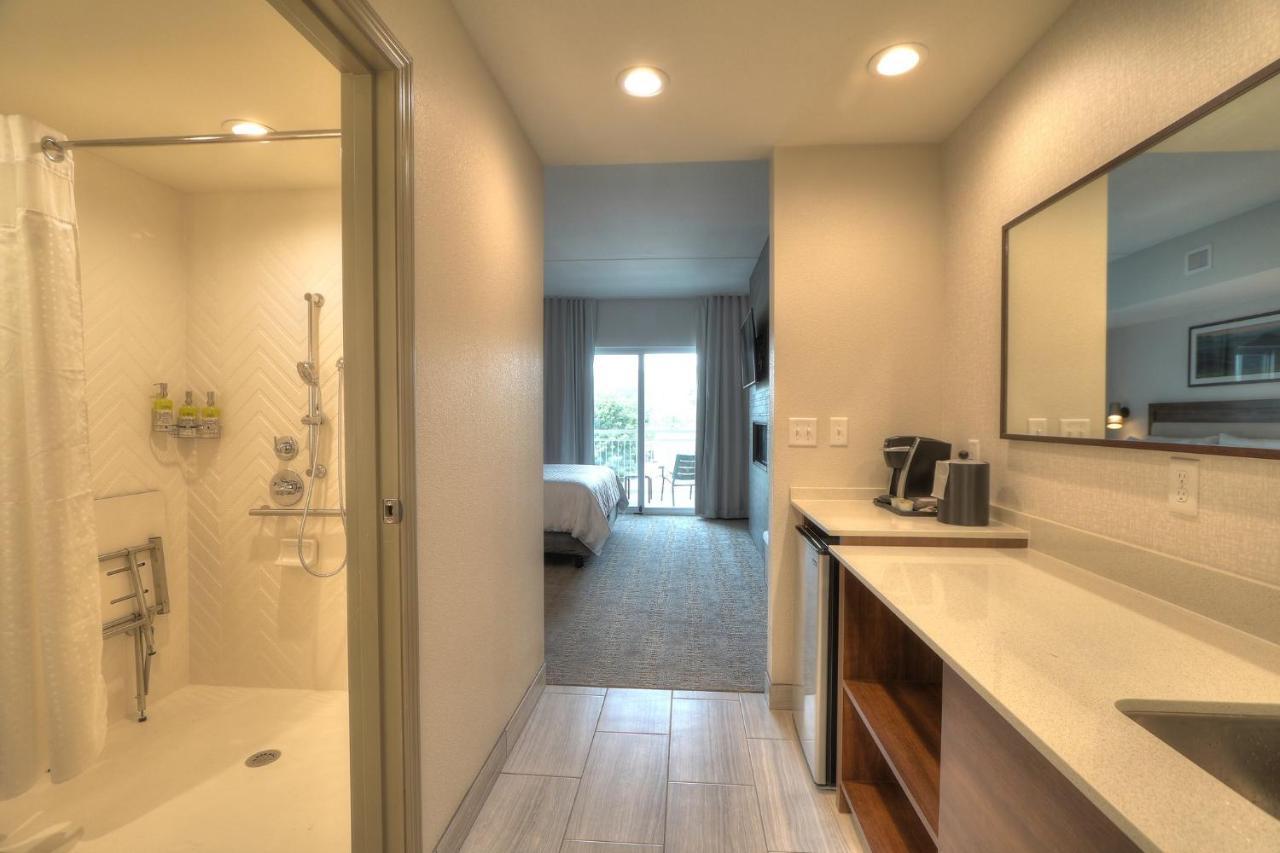 Suite - Mobility Access Roll in Shower/Non-Smoking,1030098562:JPEG