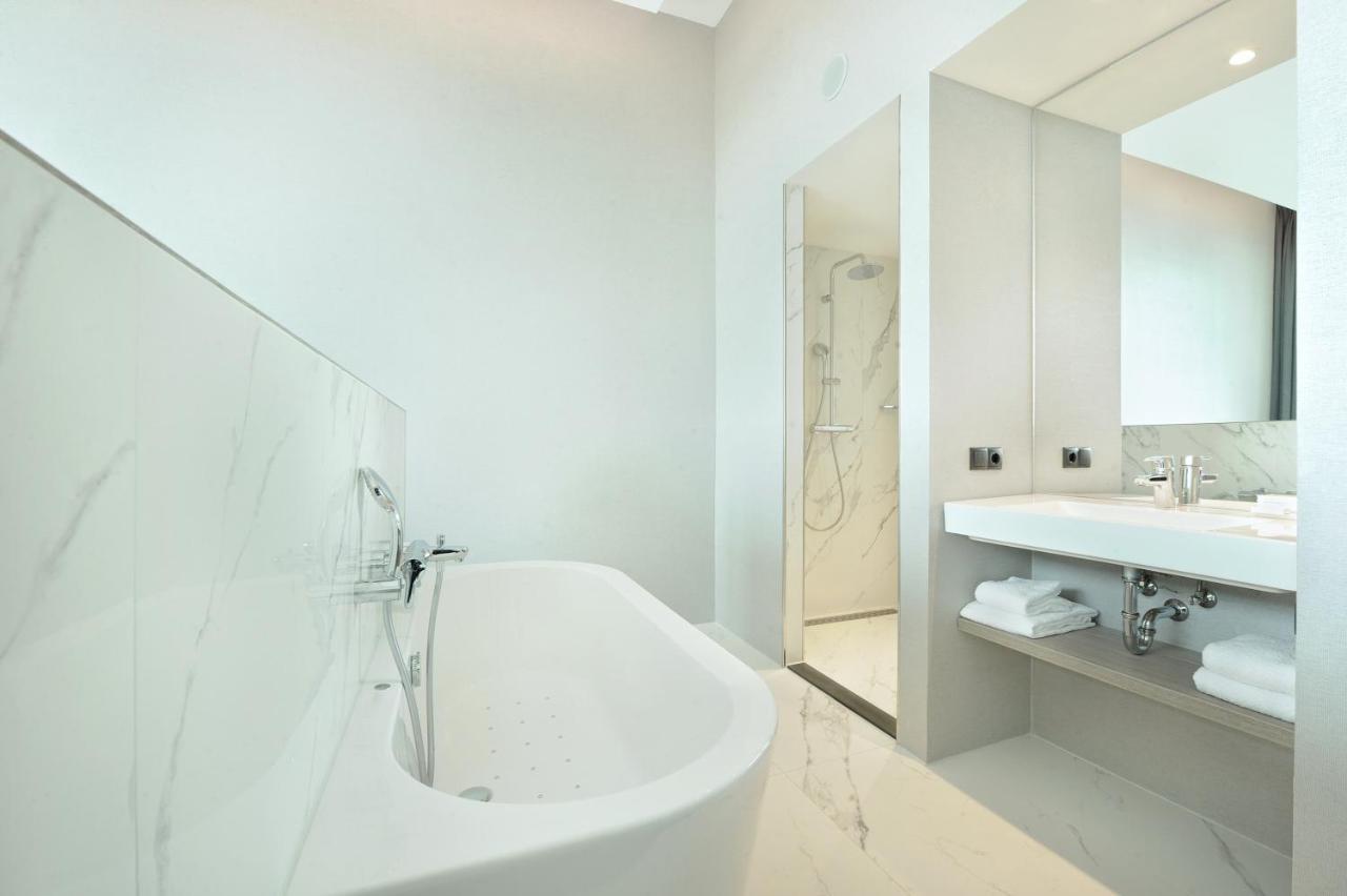 Deluxe Twin Room Bath