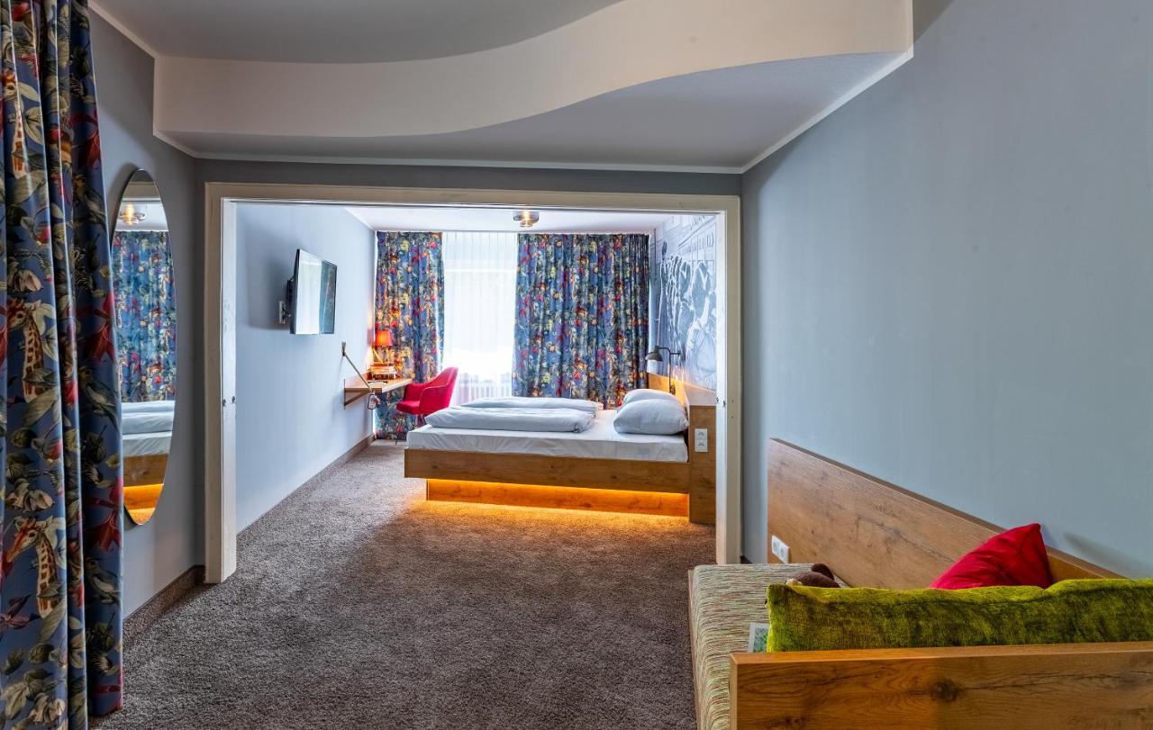 Doppelzimmer „Comfy Maxy" zum Teil mit Balkon