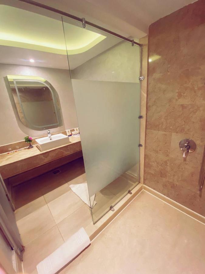 Deluxe Pool View Room