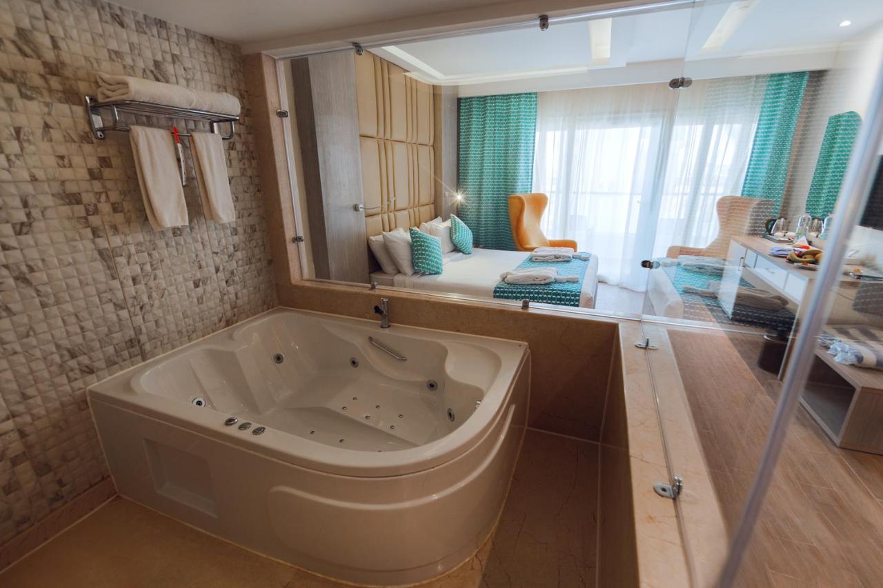 Deluxe Jacuzzi Room