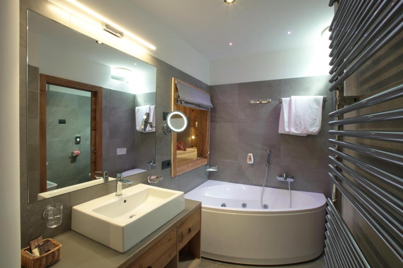 Family Room Bath,1301545963:JPEG