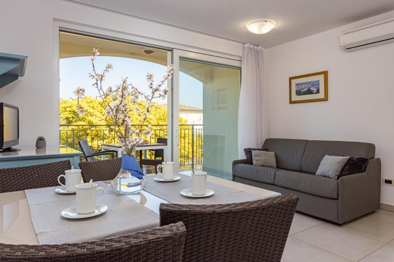One-Bedroom Apartment Balcony,1588145762:JPEG