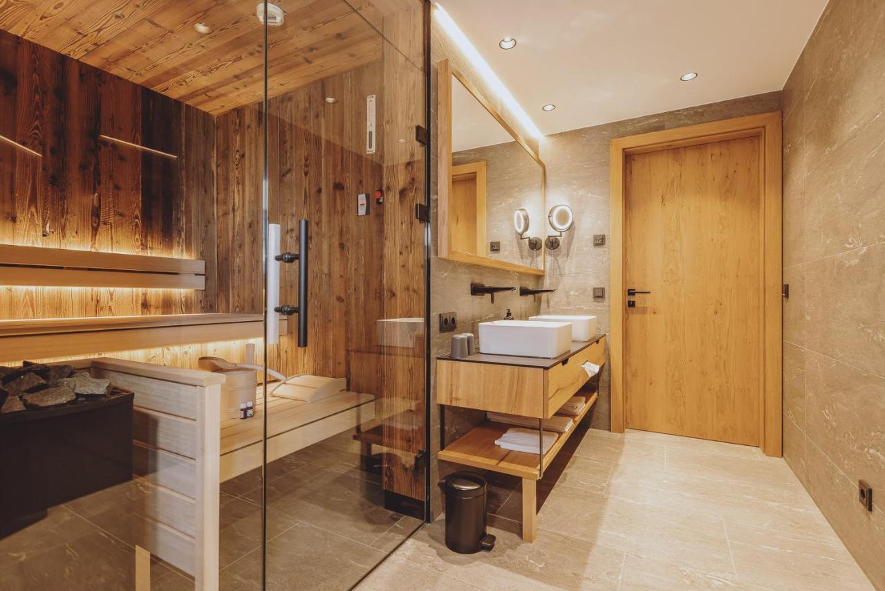 Suite Sauna Bathtub
