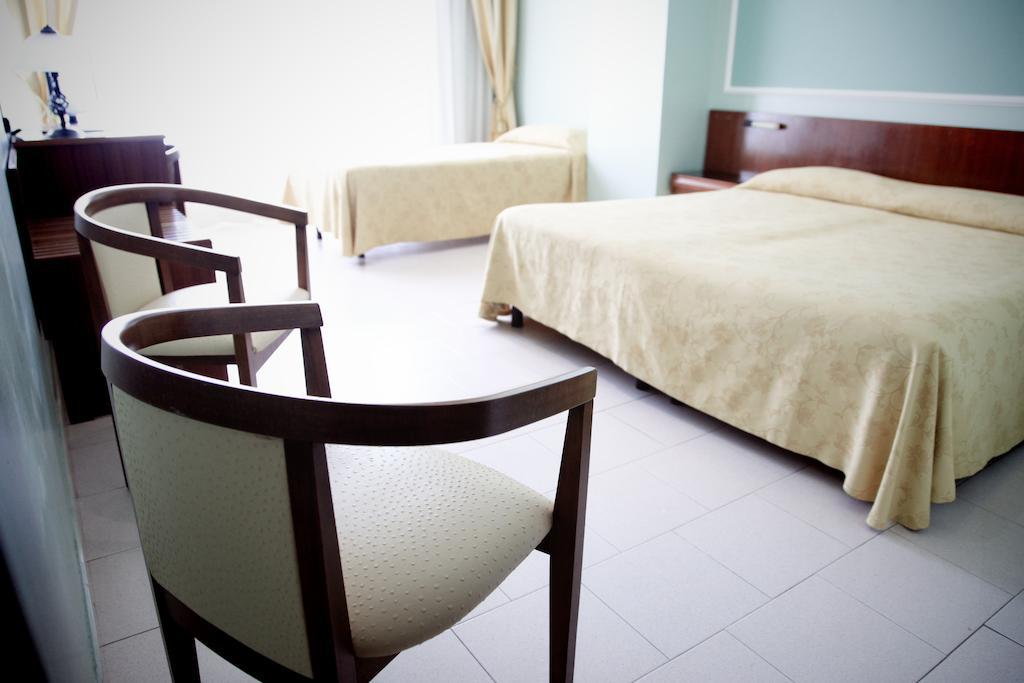 Family Room,150148126:JPEG