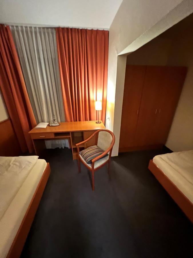Economy Triple Room,1305960346:JPEG