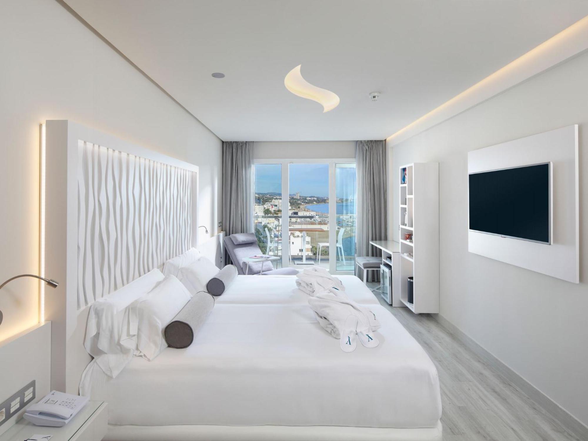 Make it Happen Twin Room Lateral Sea View