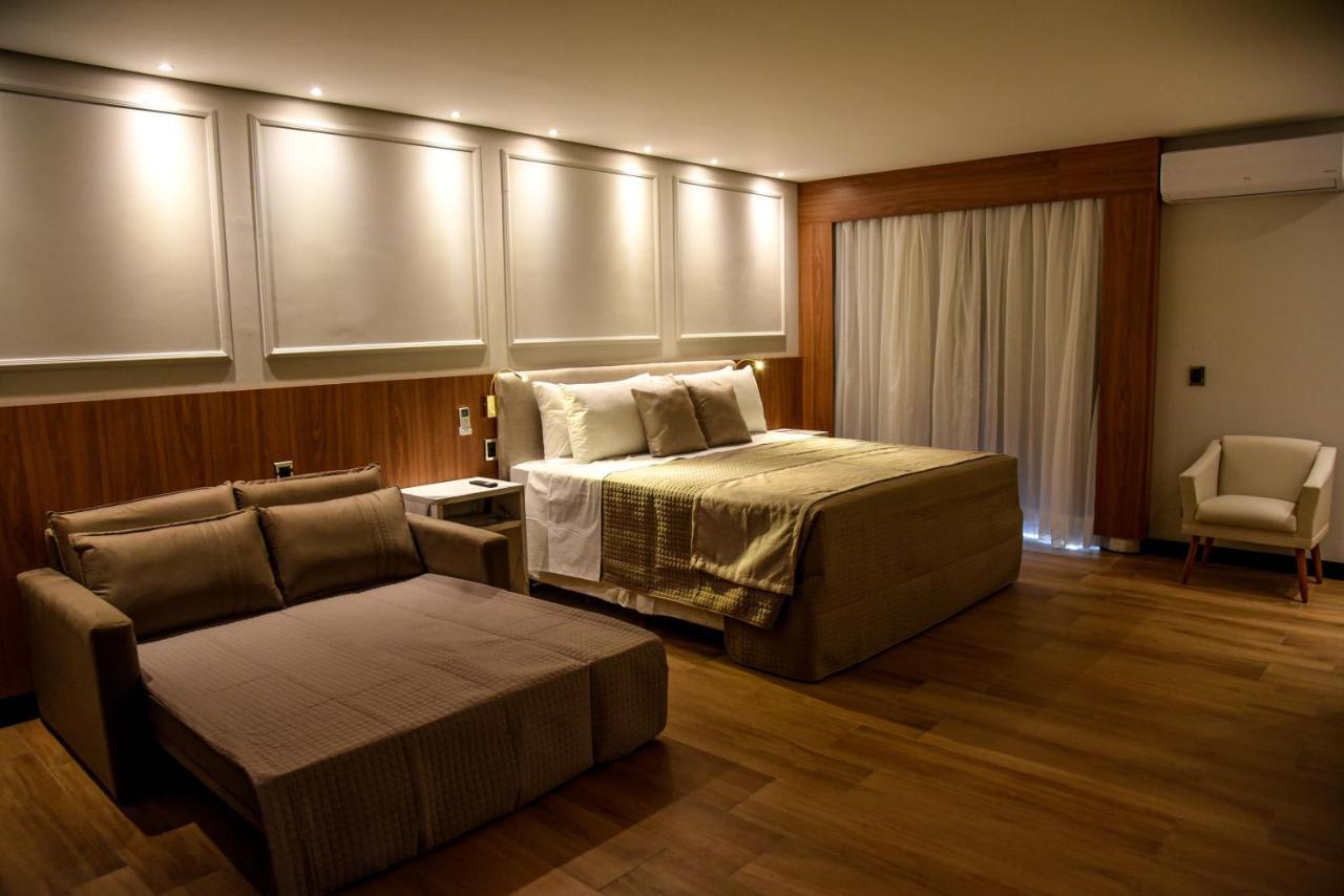 Suíte com Cama King-size e Banheira de Hidromassagem