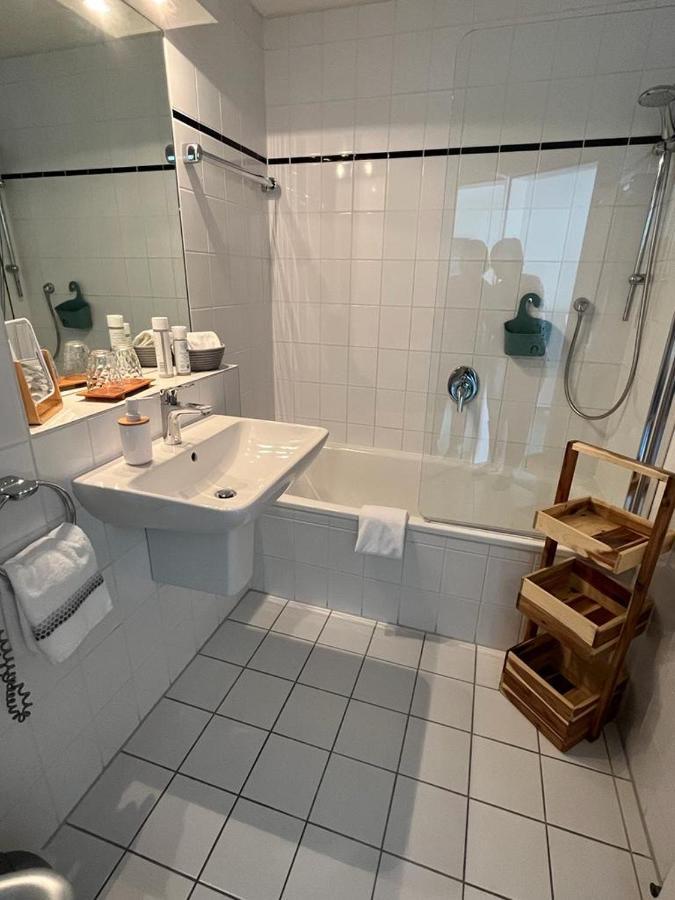 Deluxe Double Room Bath,1359212351:JPEG
