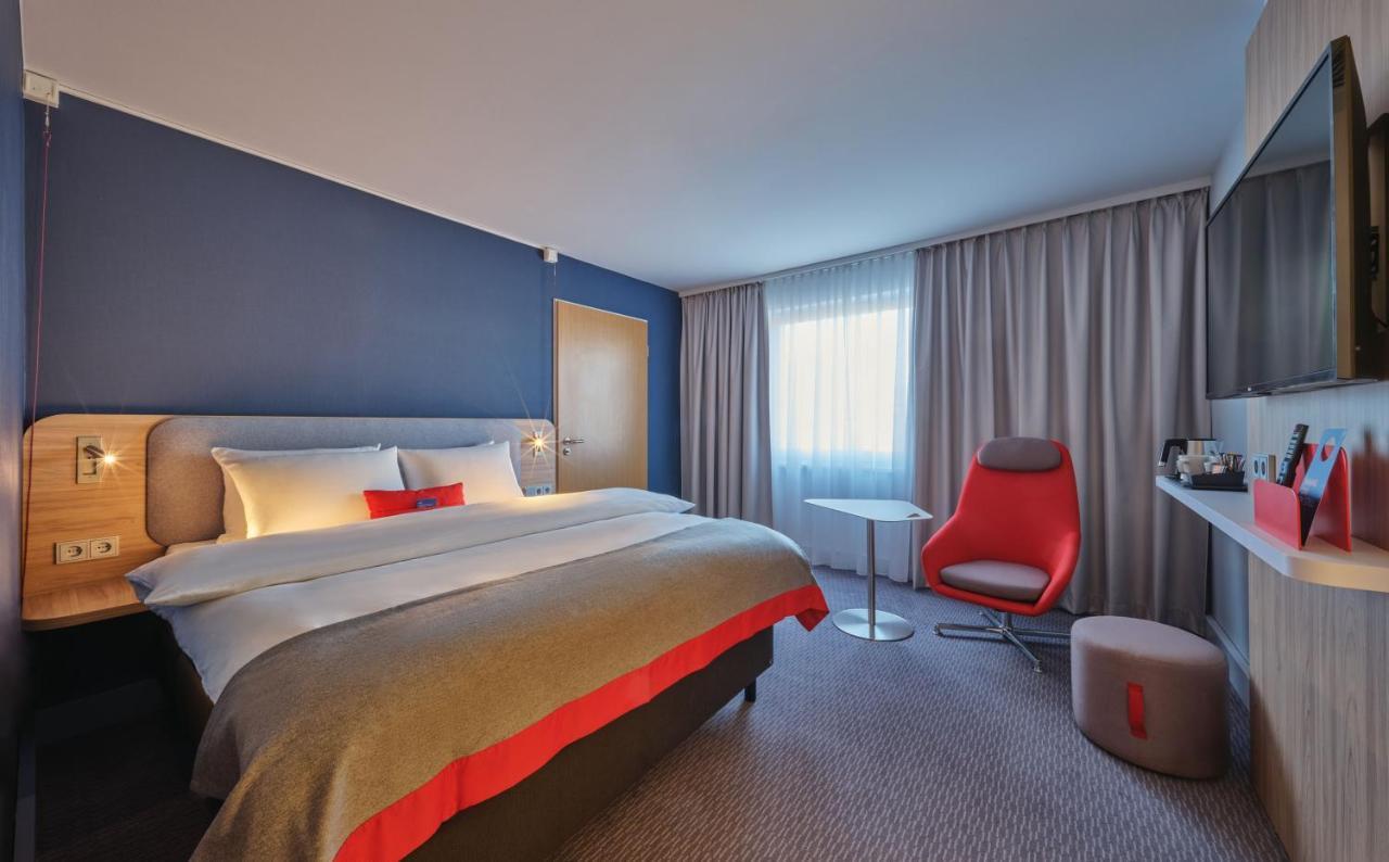 Standard Queen Room Accessible