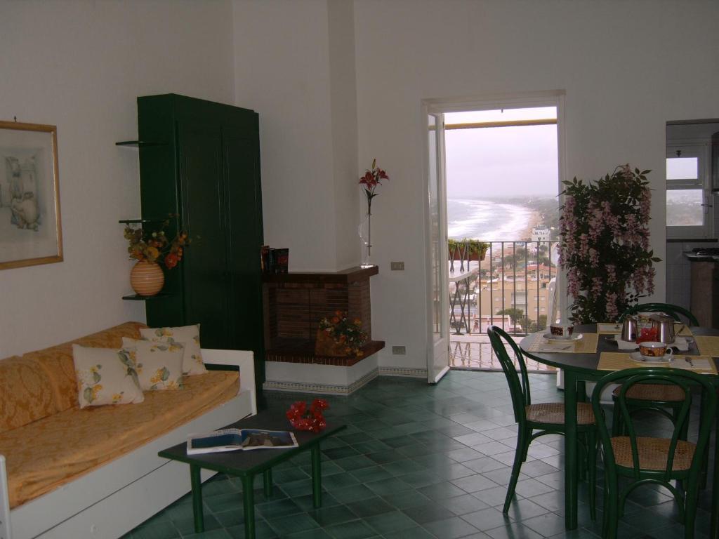 One-Bedroom Apartment,446415318:JPEG