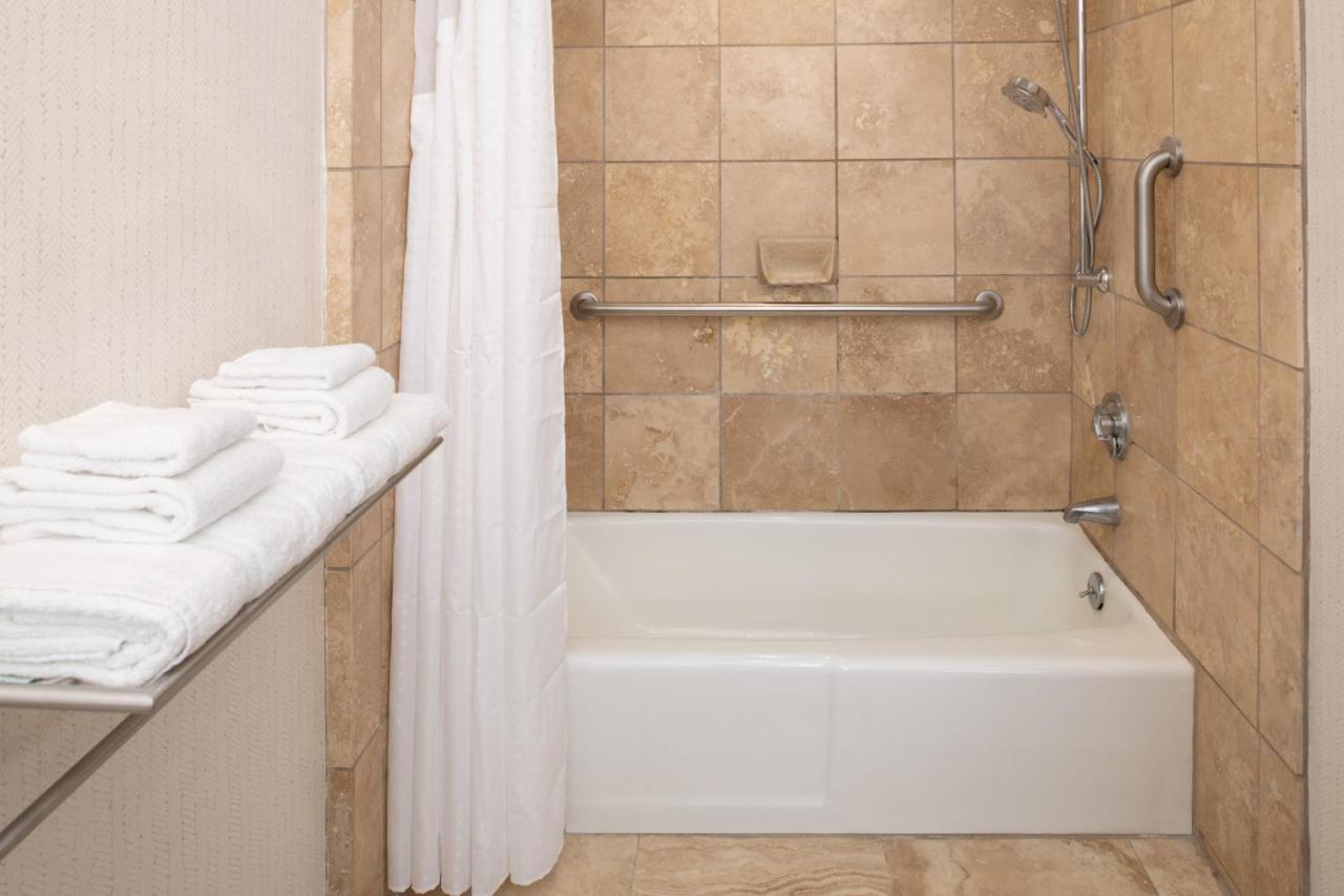 Standard Queen Room Two Queen Beds Mobility Accessible Tub
