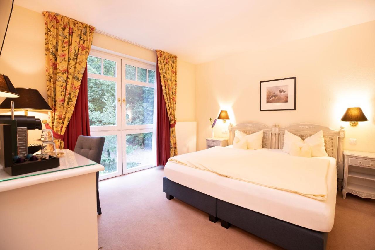 Double Room Forest or Street Side