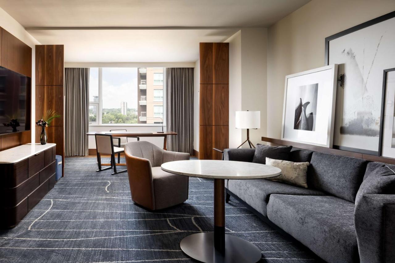 One-Bedroom Deluxe Corner Suite High Floor,1310862019:JPEG