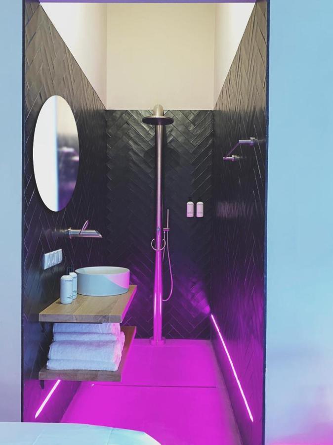 Deluxe King Studio Bath Tub