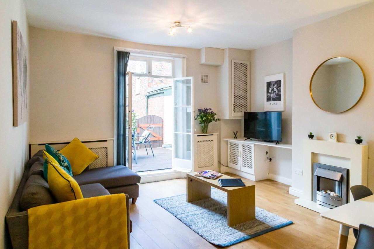 Deluxe One-Bedroom Apartment Patio Bootham Suite