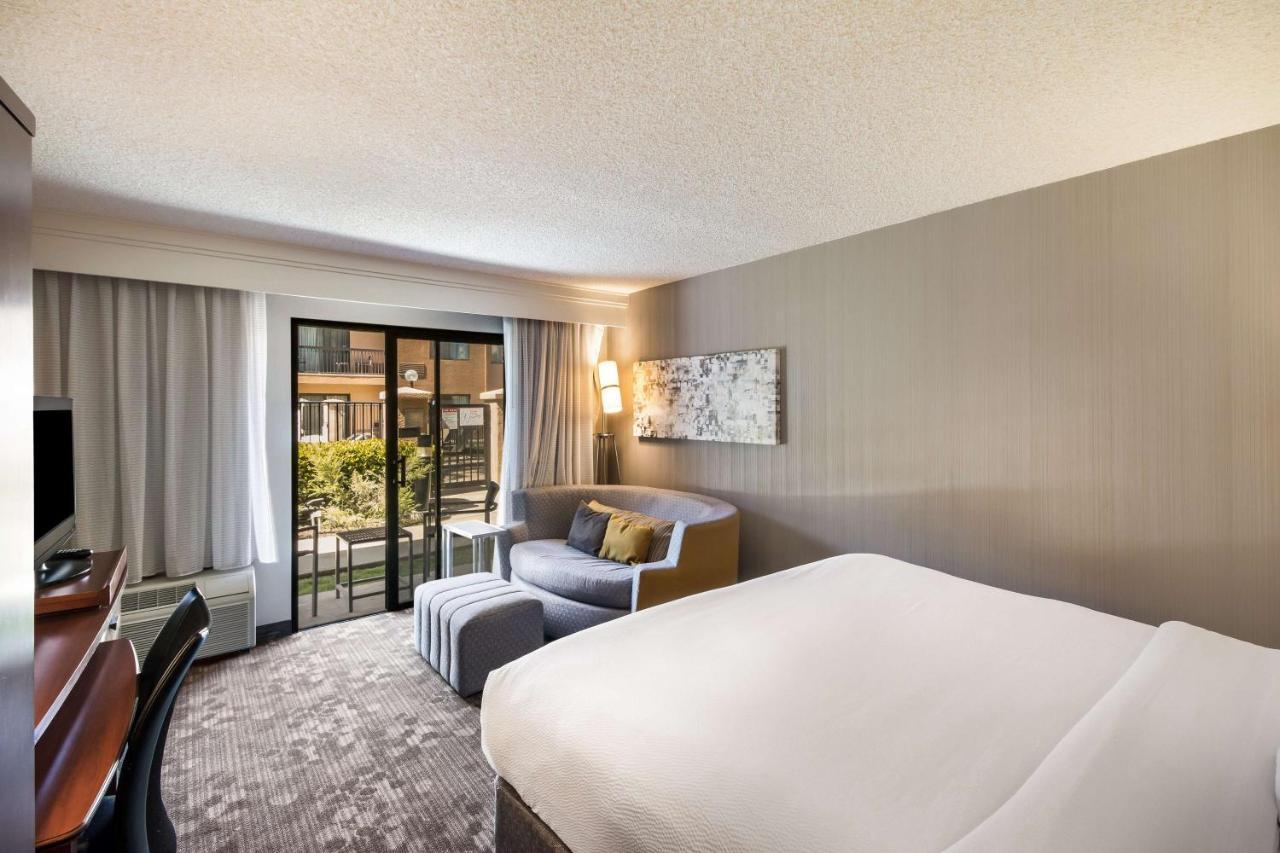 King Room with Pool View - Hearing Accessible