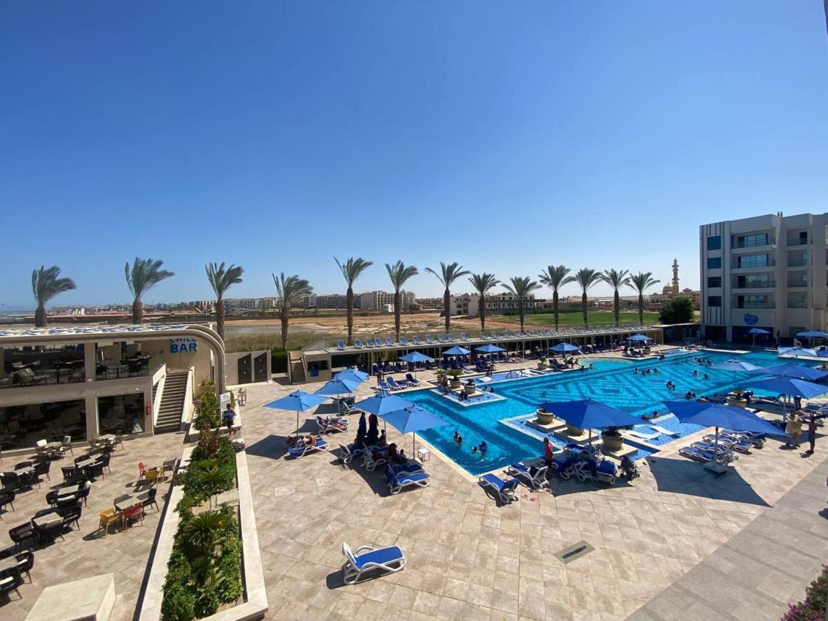 Deluxe Pool View Room