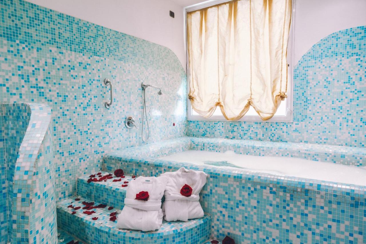Deluxe Double Room Bath,1772884290:JPEG