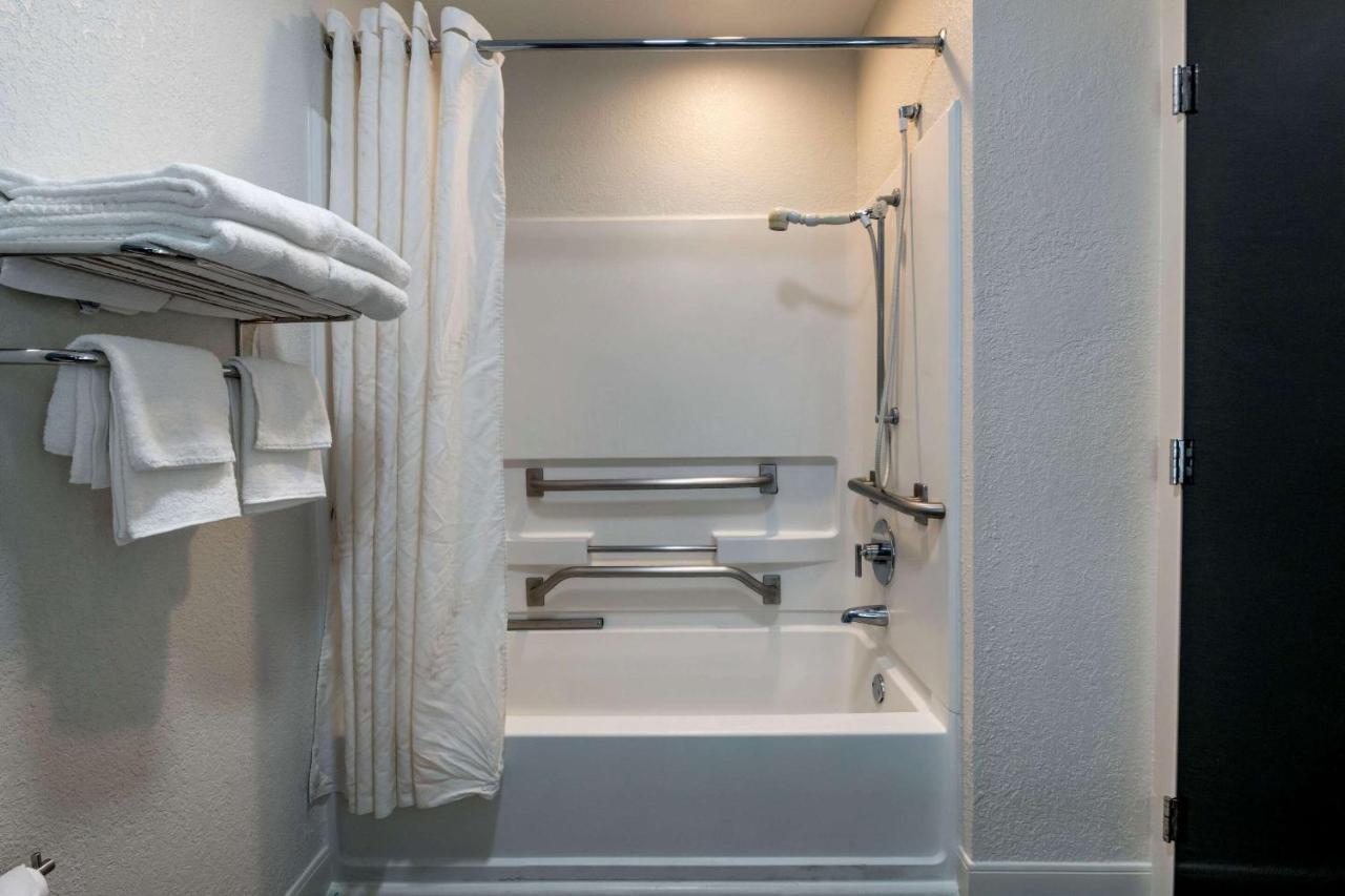 King Room Tub Disability Access or Non Smoking