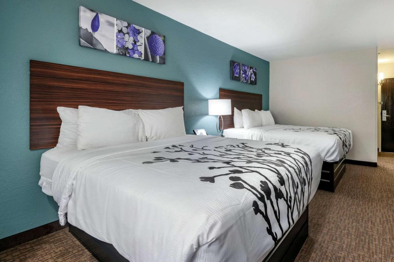Quadruple Room Two Queen Beds Tub Disability Access or Non Smoking
