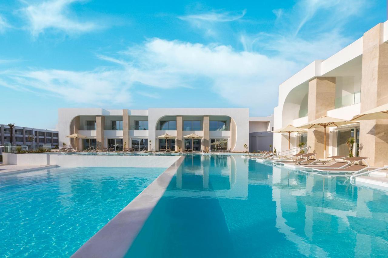 Deluxe Swim-Up Room
