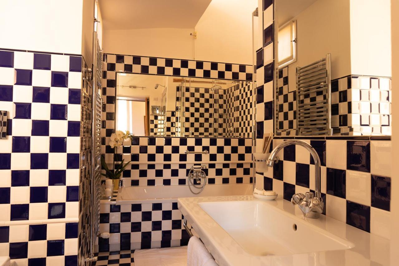 Deluxe One-Bedroom Apartment