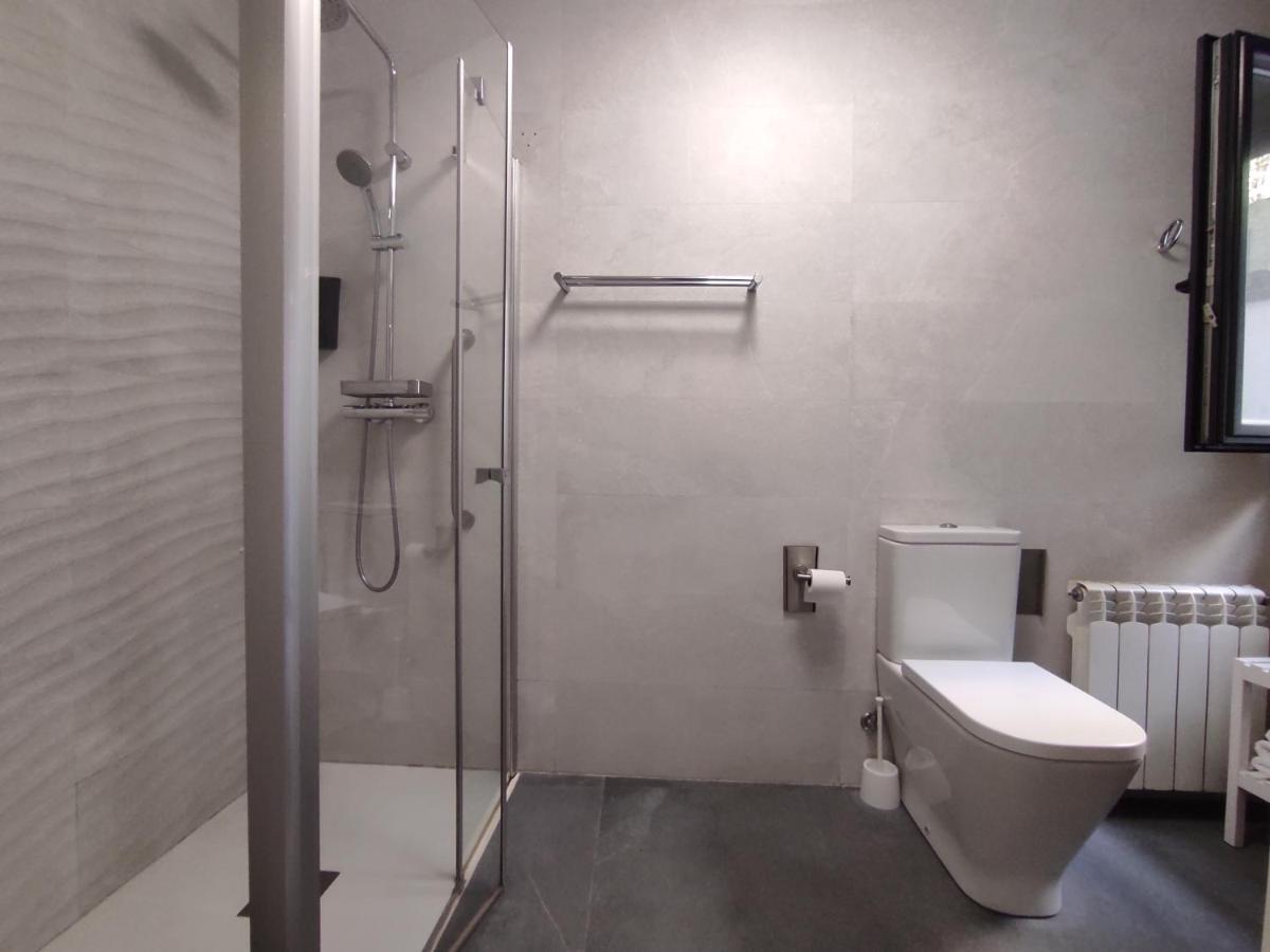 Deluxe Queen Room private patio bathroom