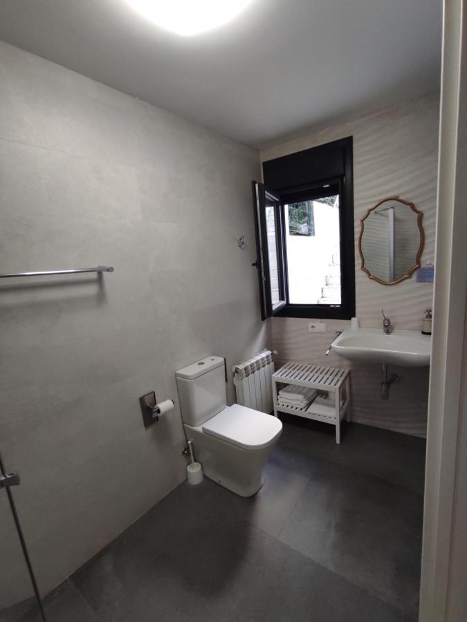 Deluxe Queen Room private patio bathroom