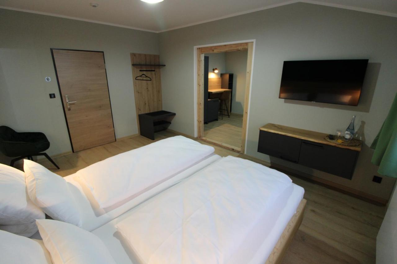 Family Room,1324370008:JPEG