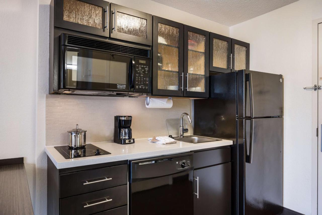 One-Bedroom Queen Suite