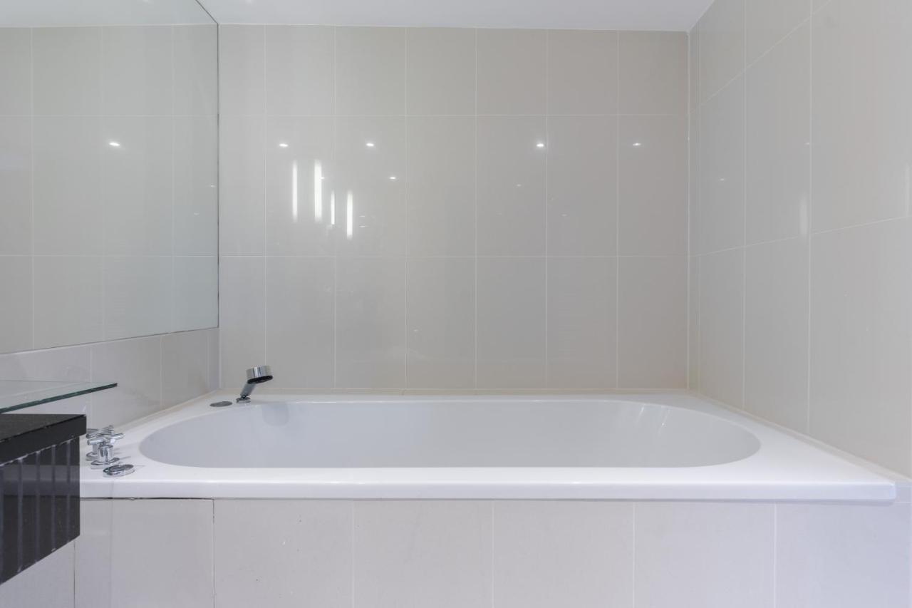 Extra Large Studio Kitchenette Bathtub