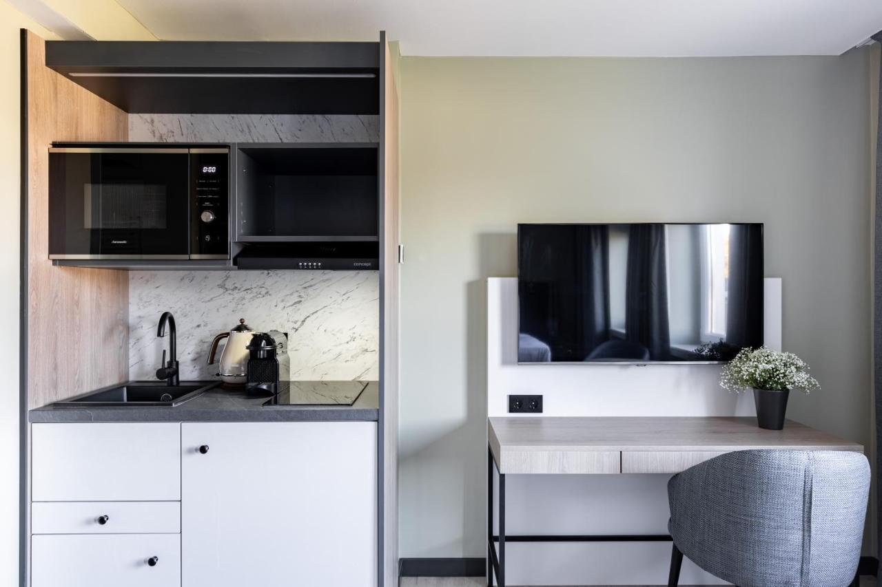 Extra Large Studio Kitchenette Bathtub