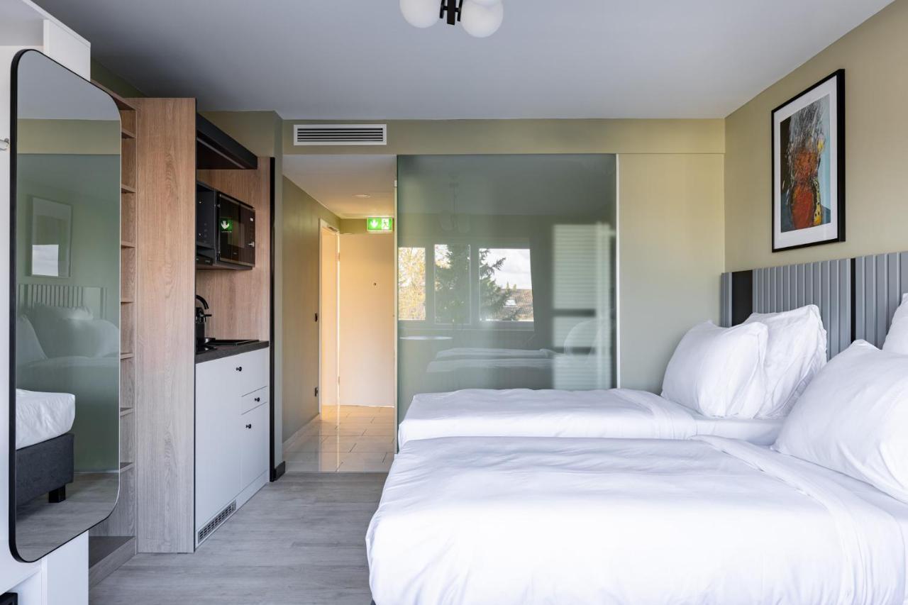 Large Studio Kitchenette Twin Beds