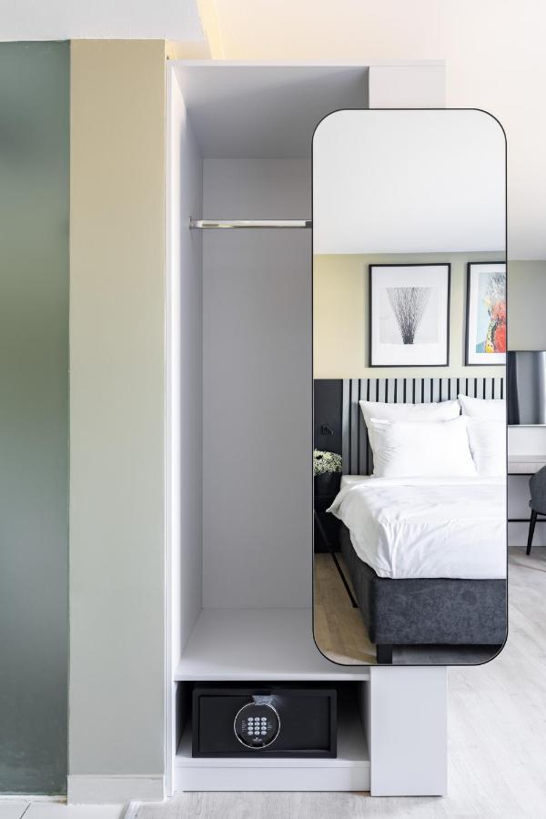 Extra Large Studio Kitchenette Bathtub