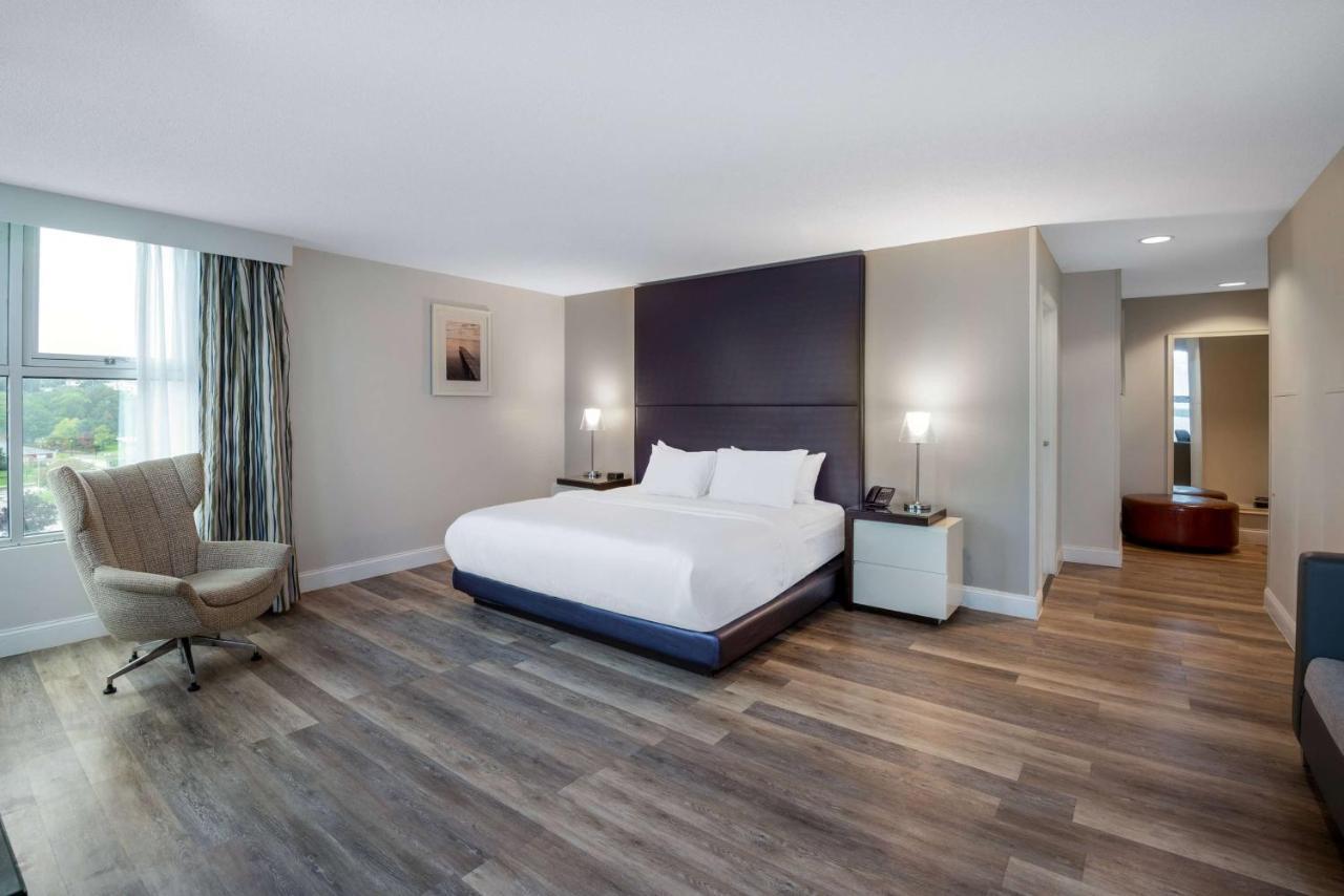King Studio Suite Lakefront View Non-smoking