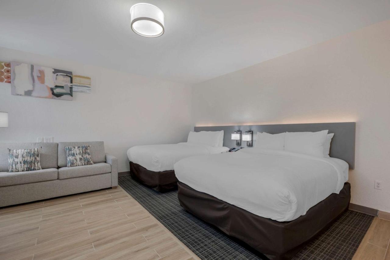 Queen Suite Two Queen Beds Sofa Bed Non Smoking,1328637263:JPEG