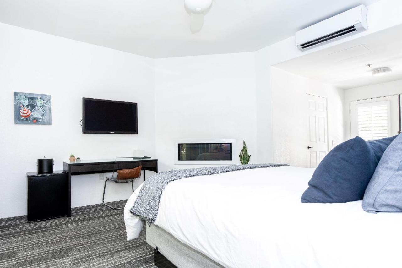 Deluxe King Room Fireplace
