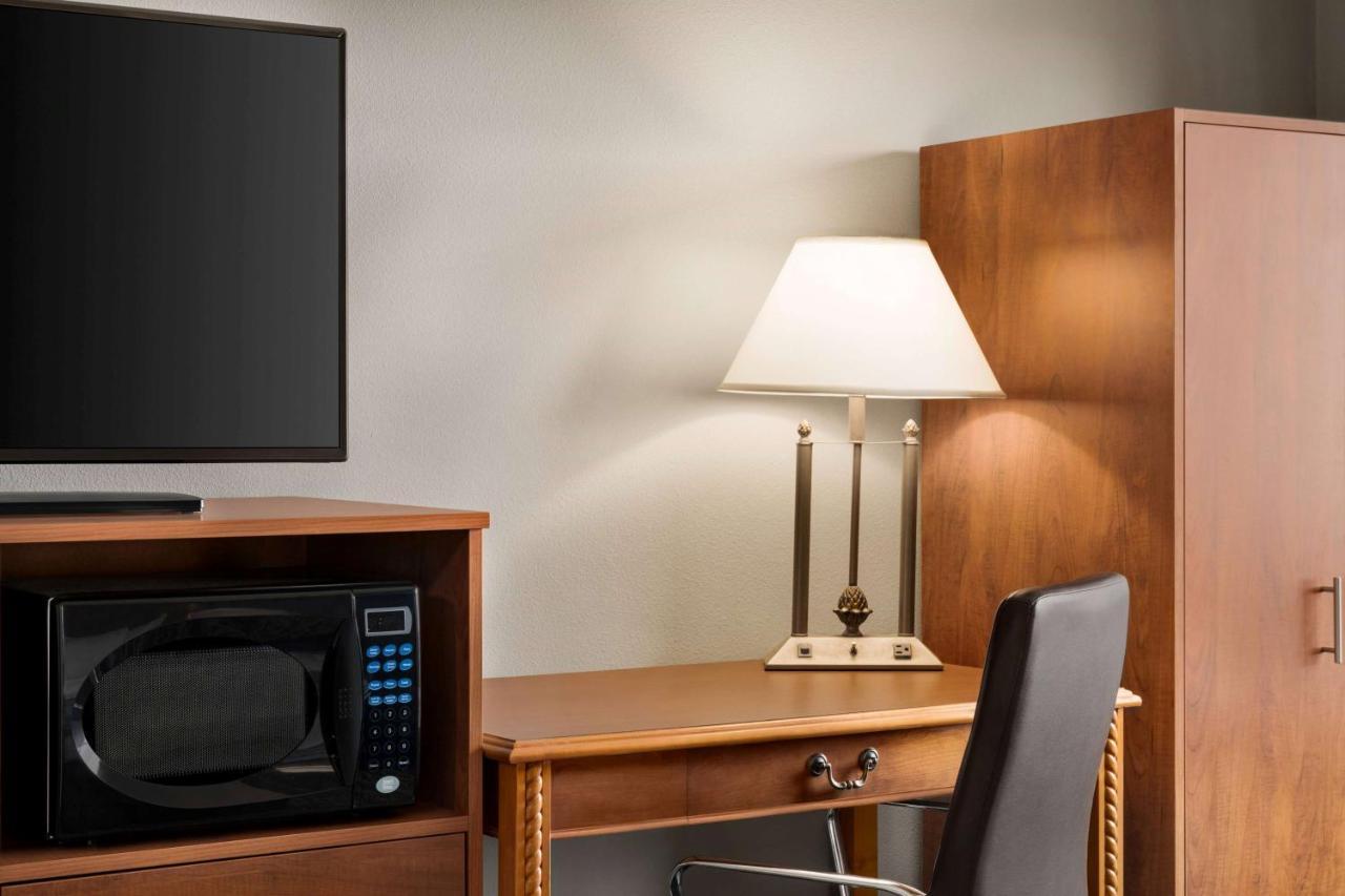 Deluxe One-Bedroom King Suite - Non-Smoking