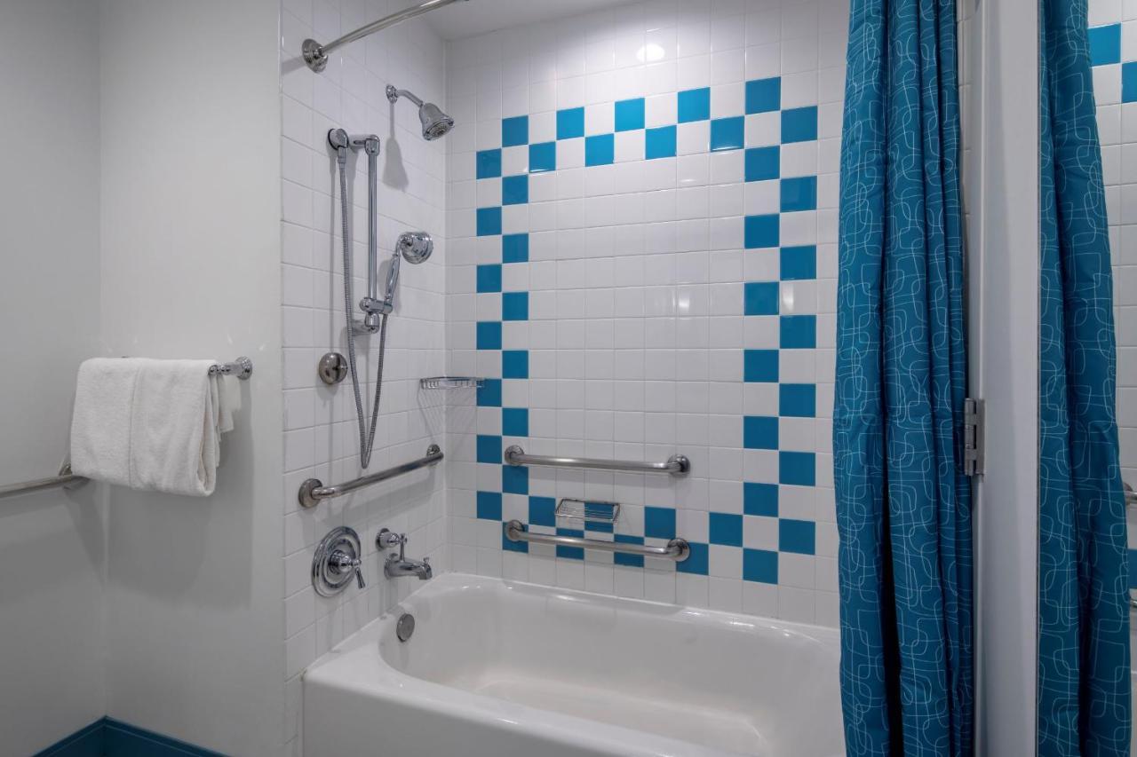 Standard Room ADA Tub Mobility Accessible Volcano Bay View Includes Early Park Admission,1330126685:JPEG