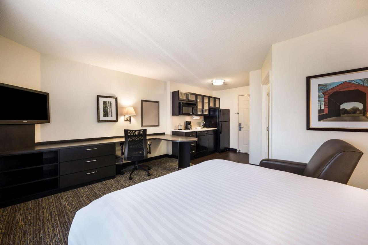 Studio Queen Suite Bathtub Mobility Accessible