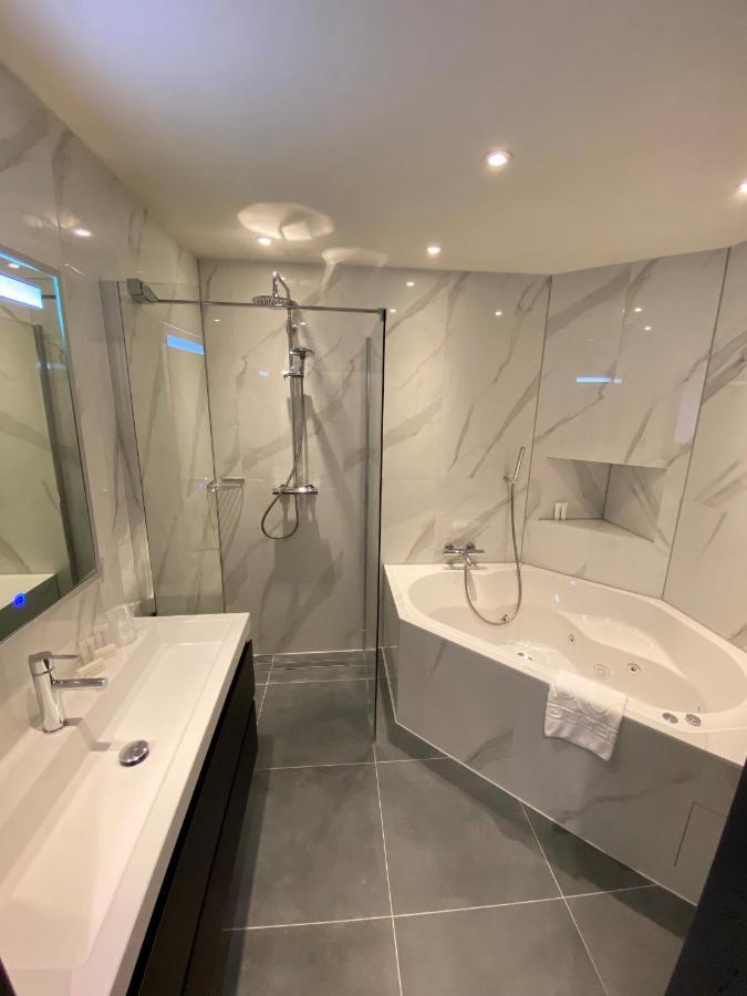 King Suite Spa Bath,1332446420:JPEG